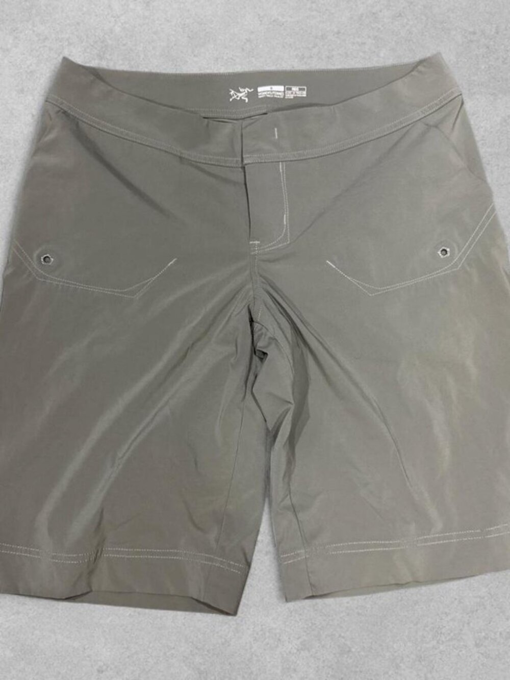 Arc'teryx Vintage Woman's hiking shorts in gray & Beige